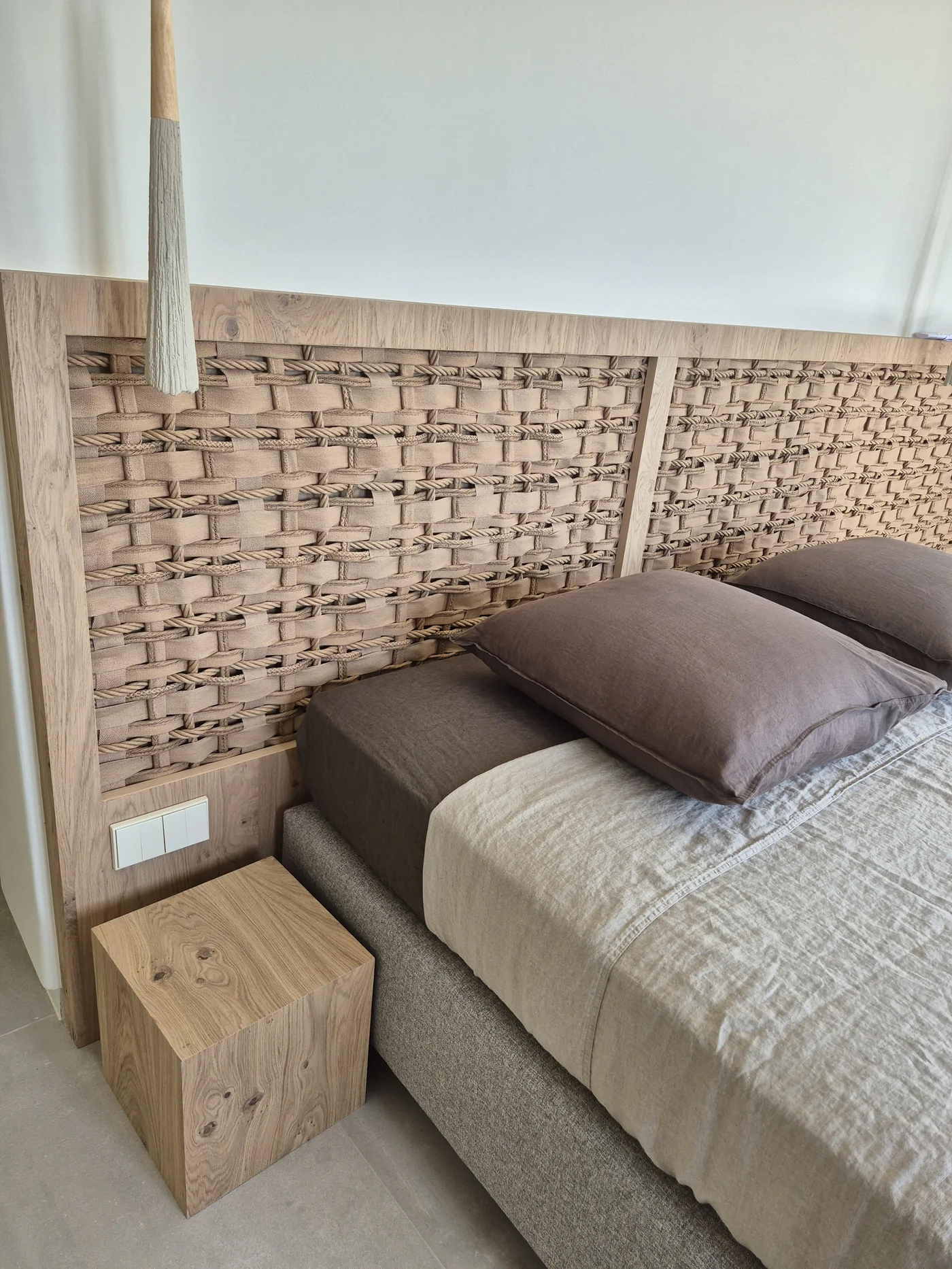 Cabecero artesanal tejido a mano en roble y fibra, con mesilla cúbica de madera maciza — Casa Bancal